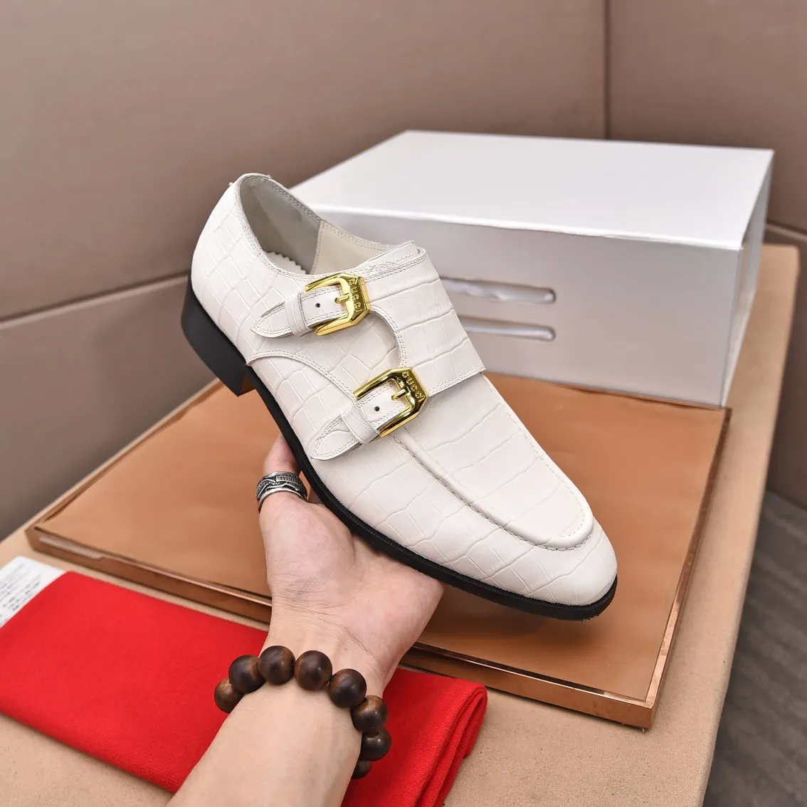 Men's shoes 💰560 (high-end, all cowhide) GUCCI high-end formal leather shoes, original imported fabrics from Italy, cowhide lining, original hardware. I believe you will be struck by it from the first moment you see it. The avant-garde atmosphere can no longer fully interpret its elegance. AAA grade rubber outsole, super comfortable. Original counter last, ensuring its original version and quality. The simple upper ensures its comfort and breathability. A pair of truly good shoes has its own unique soul, famous quality, regular size 38-44 (45 46 customized)
